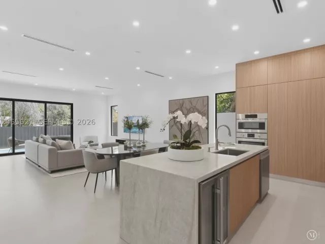 Продажа дома по адресу 1621 SW 11th Ter - фото 9196828