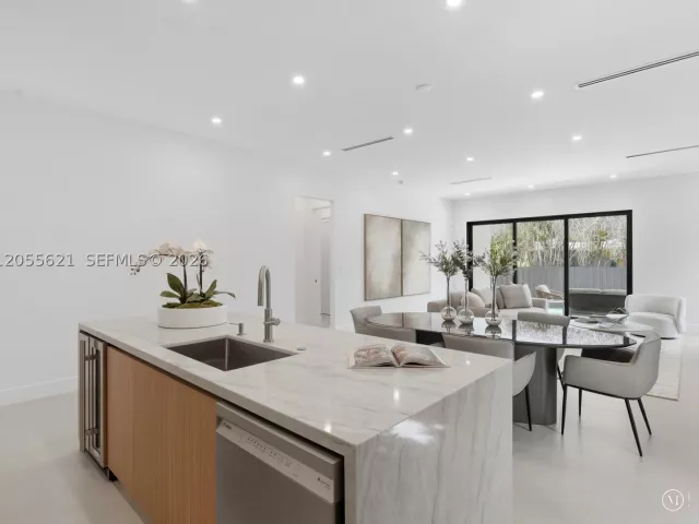 Продажа дома по адресу 1621 SW 11th Ter - фото 9196830