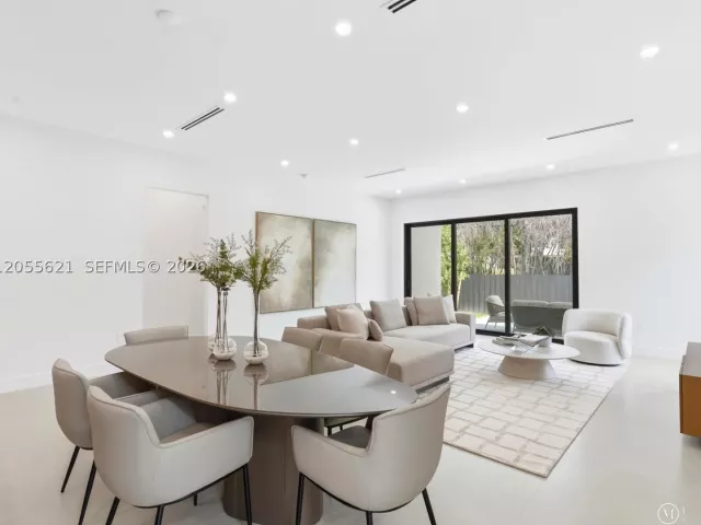 Продажа дома по адресу 1621 SW 11th Ter - фото 9196833
