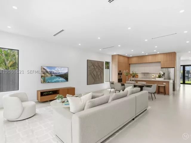 Продажа дома по адресу 1621 SW 11th Ter - фото 9196835