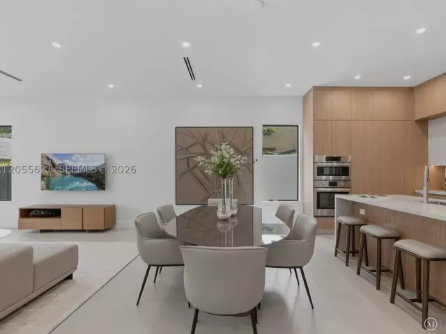 Продажа дома по адресу 1621 SW 11th Ter - фото 9196845