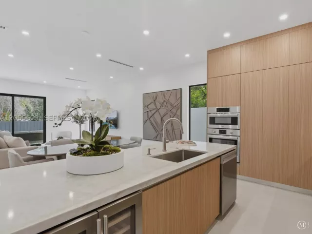 Продажа дома по адресу 1621 SW 11th Ter - фото 9196858