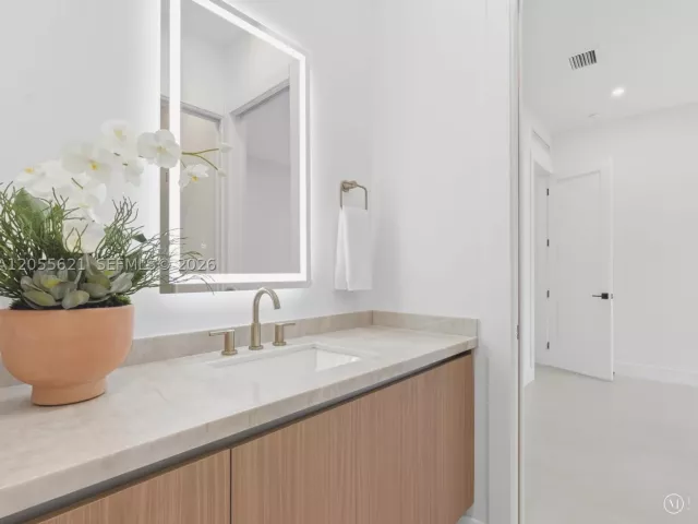 Продажа дома по адресу 1621 SW 11th Ter - фото 9196940