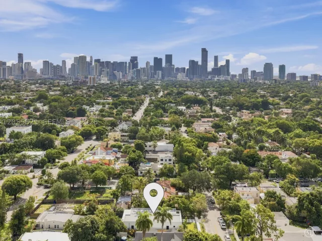Продажа дома по адресу 1621 SW 11th Ter - фото 9196957