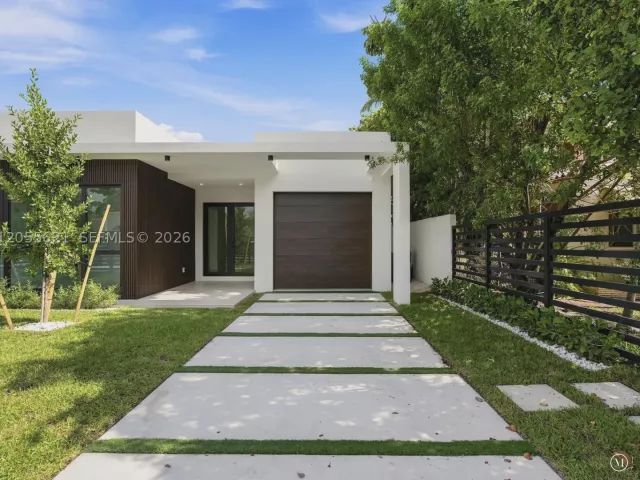 Продажа дома по адресу 1621 SW 11th Ter - фото 9196811