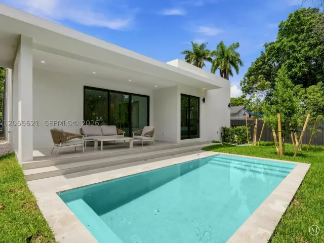 Продажа дома по адресу 1621 SW 11th Ter - фото 9196813