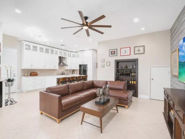 Продажа дома по адресу 1505 SW 23RD Street - фото 8898040