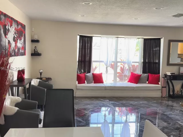 Продажа дома по адресу 7400 NW 1st Ct - фото 8898392