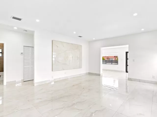 Продажа дома по адресу 2239 SW 10TH Street - фото 8923013