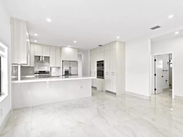 Продажа дома по адресу 2239 SW 10TH Street - фото 8923016