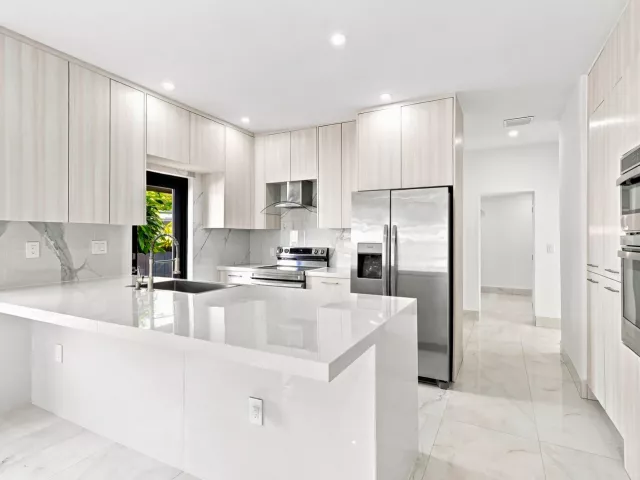 Продажа дома по адресу 2239 SW 10TH Street - фото 8923000