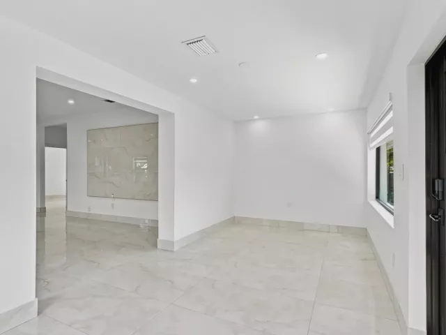 Продажа дома по адресу 2239 SW 10TH Street - фото 8923002