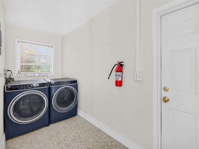 Продажа дома по адресу 1750 NE 56th St - фото 9455956