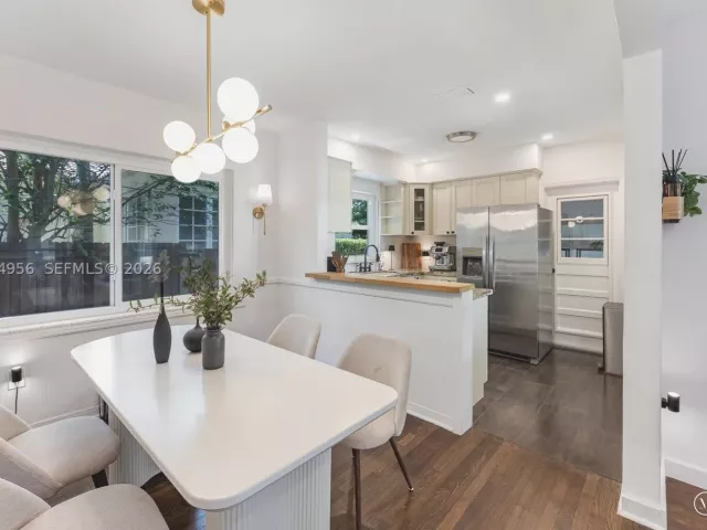 Продажа дома по адресу 784 NE 71st St - фото 9195906