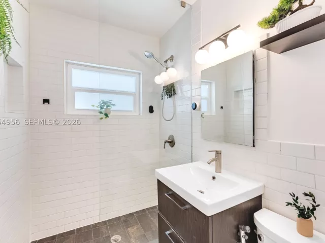 Продажа дома по адресу 784 NE 71st St - фото 9195915