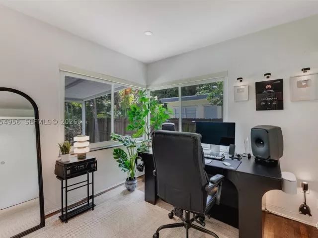 Продажа дома по адресу 784 NE 71st St - фото 9195917