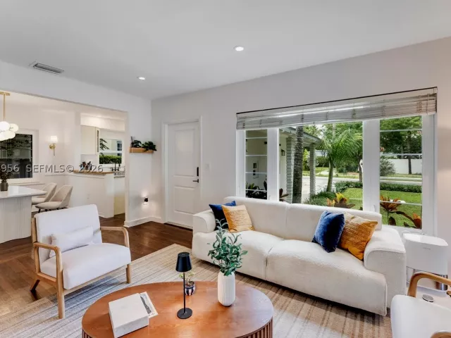 Продажа дома по адресу 784 NE 71st St - фото 9195901