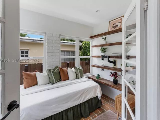 Продажа дома по адресу 784 NE 71st St - фото 9195903