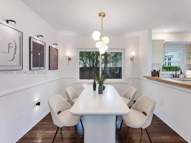 Продажа дома по адресу 784 NE 71st St - фото 9195904