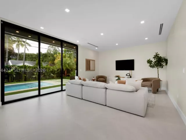 Продажа дома по адресу 5765 SW 47th St - фото 9301810