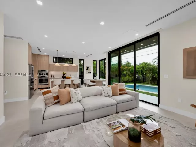 Продажа дома по адресу 5765 SW 47th St - фото 9301812