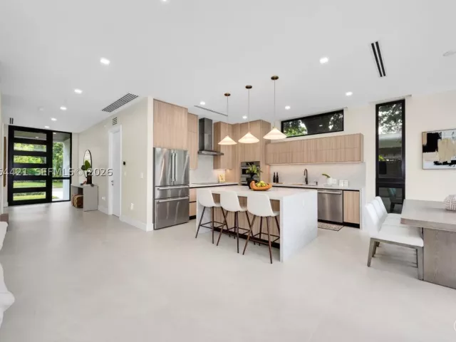 Продажа дома по адресу 5765 SW 47th St - фото 9301813