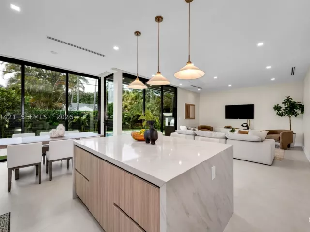 Продажа дома по адресу 5765 SW 47th St - фото 9301817