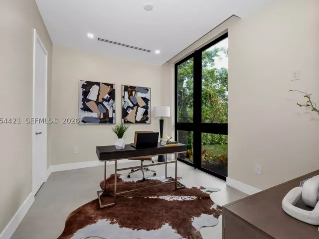 Продажа дома по адресу 5765 SW 47th St - фото 9301819