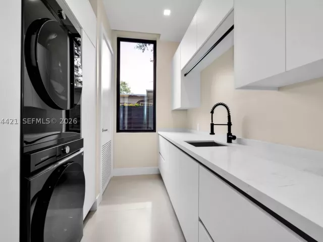 Продажа дома по адресу 5765 SW 47th St - фото 9301821