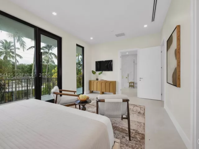 Продажа дома по адресу 5765 SW 47th St - фото 9301824