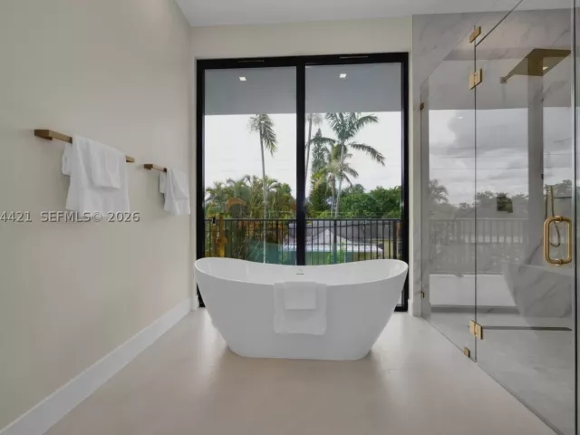 Продажа дома по адресу 5765 SW 47th St - фото 9301827