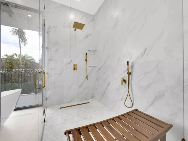 Продажа дома по адресу 5765 SW 47th St - фото 9301828