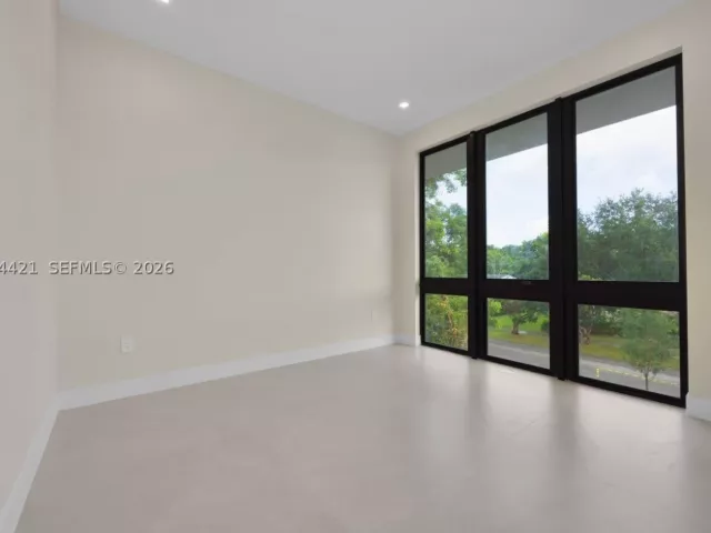 Продажа дома по адресу 5765 SW 47th St - фото 9301832