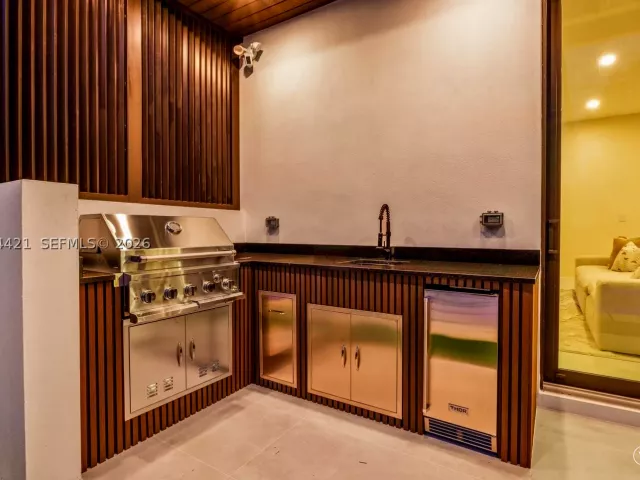 Продажа дома по адресу 5765 SW 47th St - фото 9301837