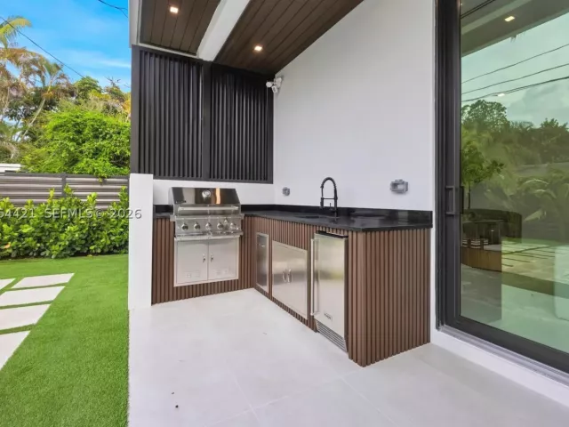 Продажа дома по адресу 5765 SW 47th St - фото 9301838