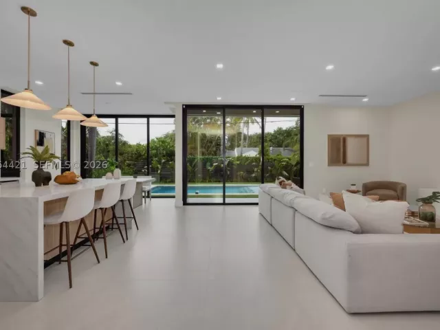 Продажа дома по адресу 5765 SW 47th St - фото 9301809