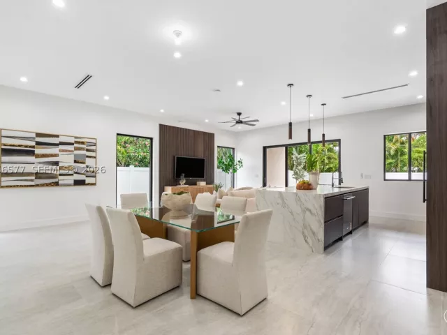 Продажа дома по адресу 1234 NE 17th Ter - фото 8919705