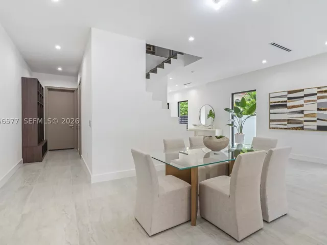 Продажа дома по адресу 1234 NE 17th Ter - фото 8919706