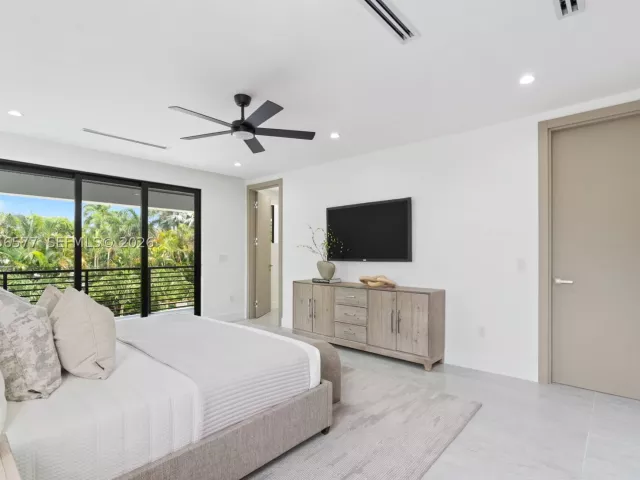Продажа дома по адресу 1234 NE 17th Ter - фото 8919708