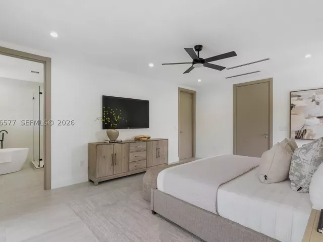 Продажа дома по адресу 1234 NE 17th Ter - фото 8919709