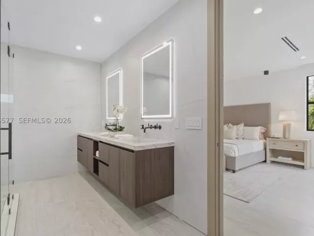 Продажа дома по адресу 1234 NE 17th Ter - фото 8919712