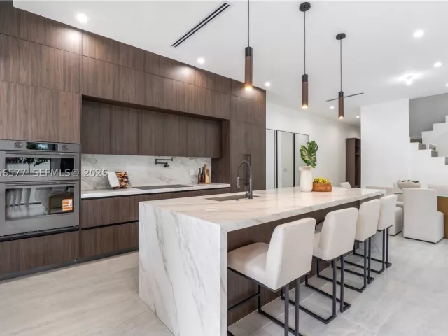 Продажа дома по адресу 1234 NE 17th Ter - фото 8919703
