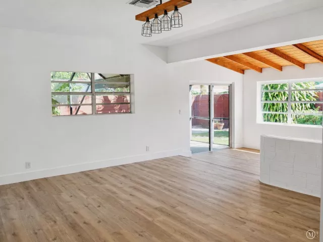Продажа дома по адресу 819 NE 2ND Court - фото 8904045