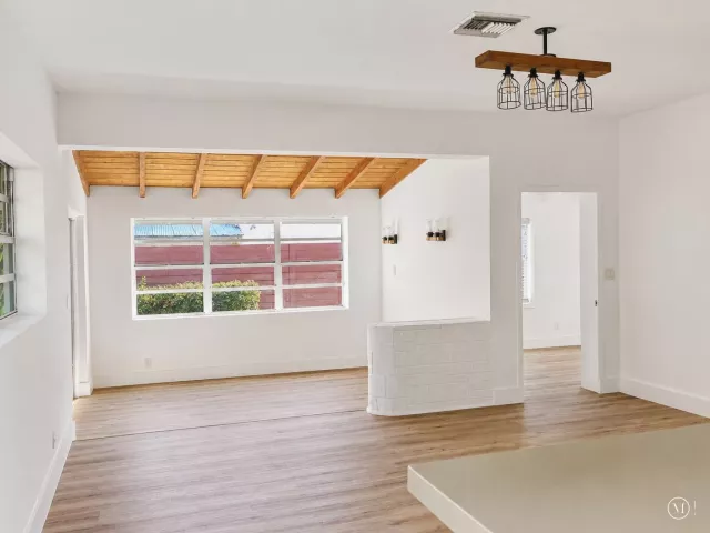 Продажа дома по адресу 819 NE 2ND Court - фото 8904047