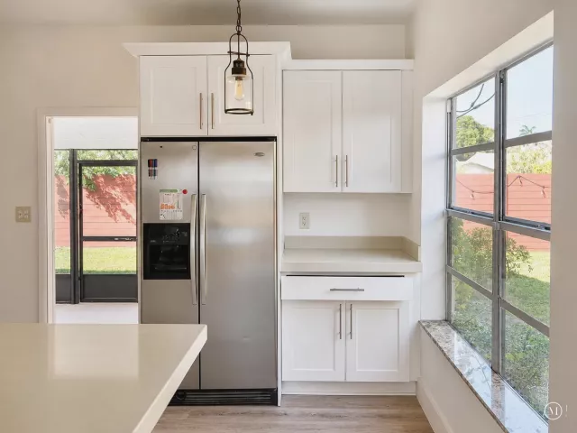 Продажа дома по адресу 819 NE 2ND Court - фото 8904049