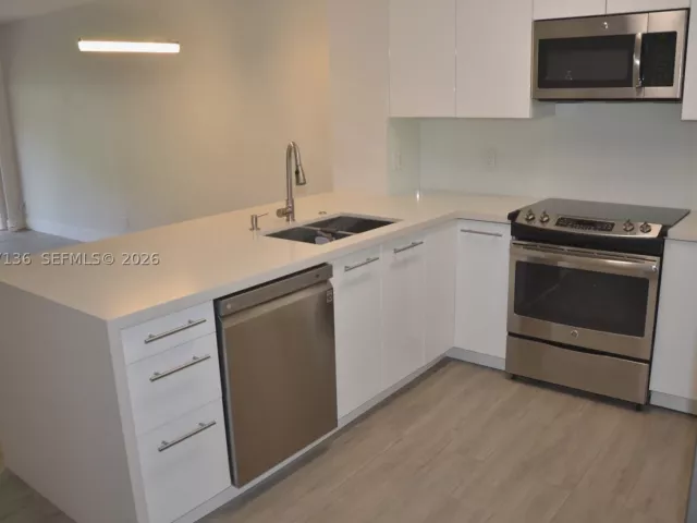 Продажа дома по адресу 351 SW 121st Ave - фото 8910286