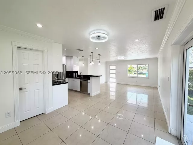 Продажа дома по адресу 3250 SW 72 CT - фото 9301790