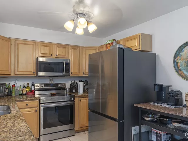 Продажа дома по адресу 830 SW 1st Avenue - фото 9279708