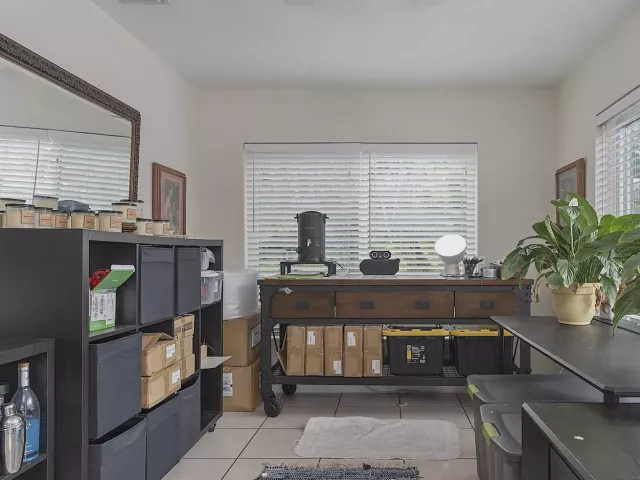 Продажа дома по адресу 830 SW 1st Avenue - фото 9279710