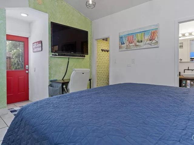 Продажа дома по адресу 830 SW 1st Avenue - фото 9279726
